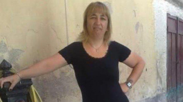 Romina, 40 anni, donna incinta uccisa a coltellate: ricercato il marito