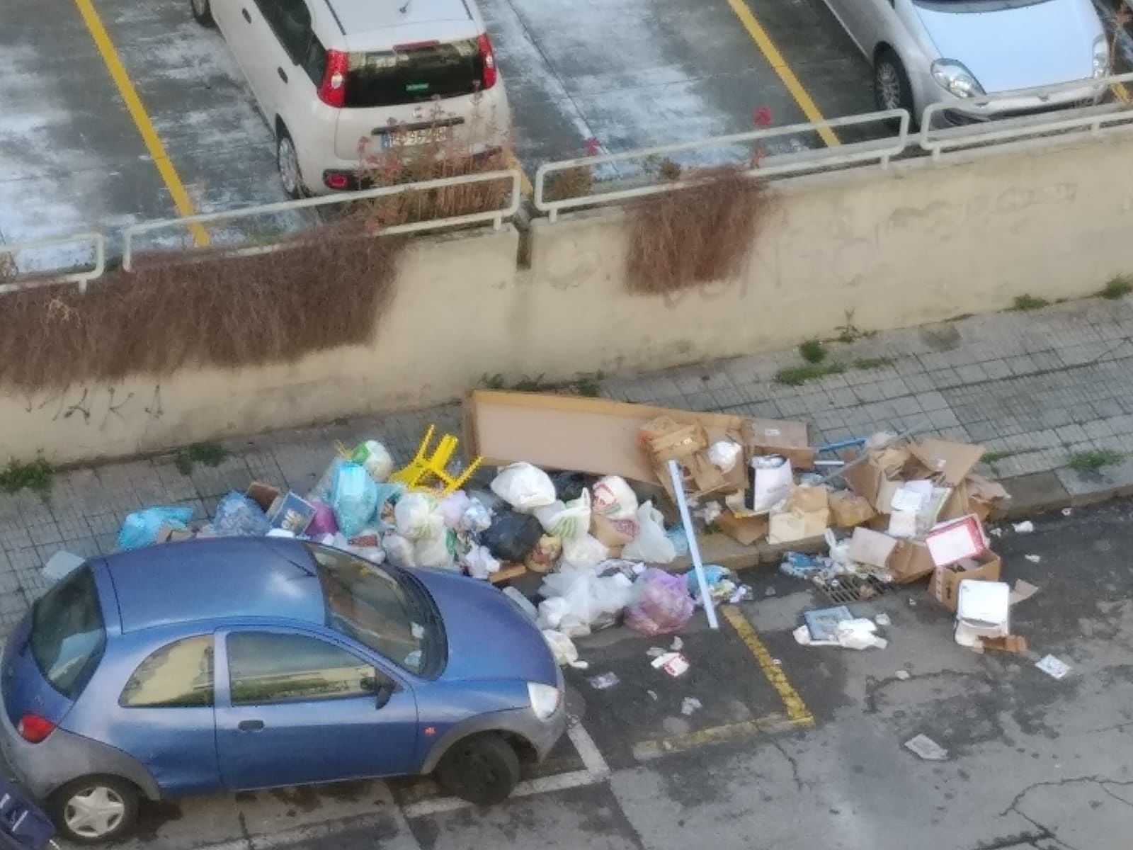 Cagliari, far west immondezza: “Via Rossini, tolti i cassonetti ma hanno lasciato tutti i rifiuti qui…”