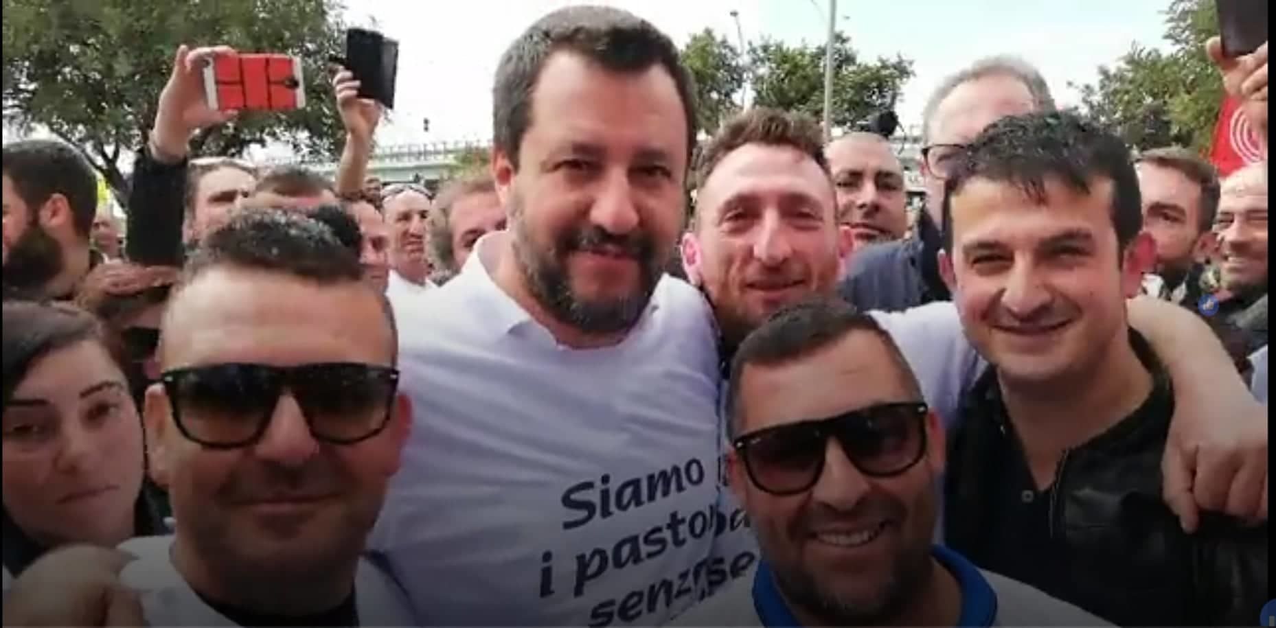 Salvini incontra i pastori a Cagliari: “Matteo, ti abbiamo votato, toglici le denunce”