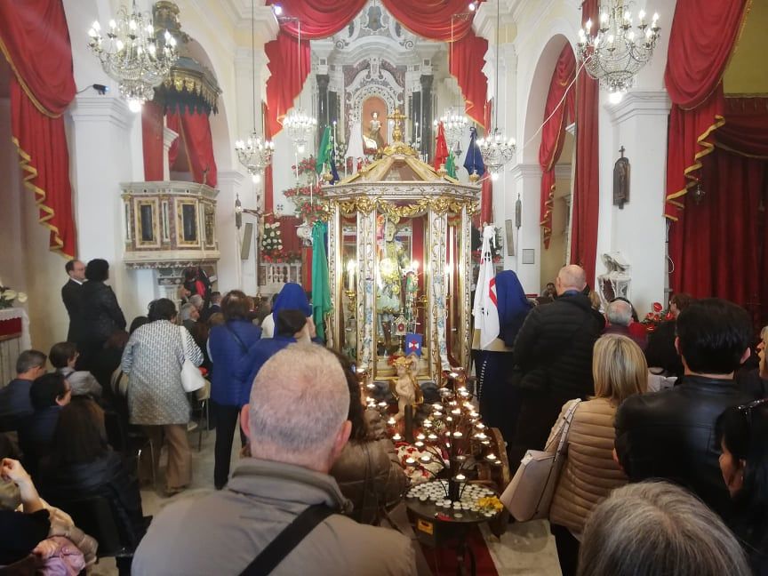 Vigilia di Sant’Efisio a Cagliari, nella chiesetta di Stampace arrivano turisti e studenti da tutto il mondo