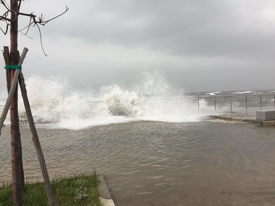 Scirocco da record a Cagliari: ecco come le onde “sfondano” la passeggiata tra Sant’Elia e Calamosca