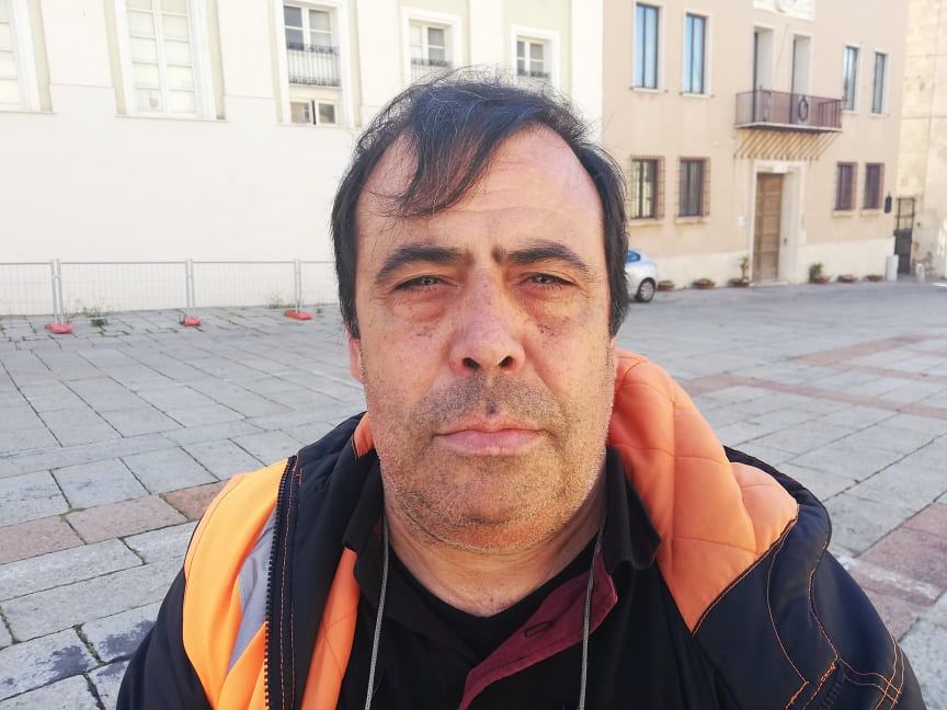 Serafino di Quartu, portuale disperato: “Ho regalato il mio gilet a Salvini, mi ha promesso un aiuto”
