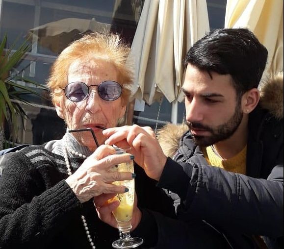 Cagliari, orfano e disoccupato accudisce la nonna invalida: “In istituto? Mai. Ma aiutatemi”