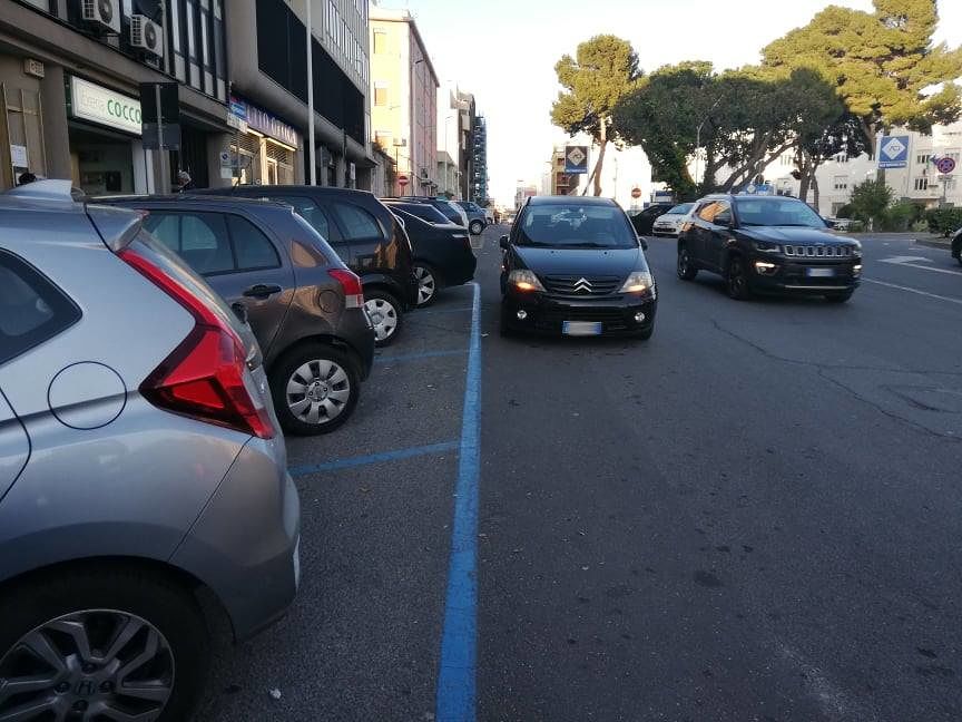 Cagliari, nuova ondata di strisce blu in arrivo: strage di parcheggi gratuiti in centro