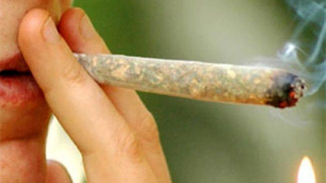 Madre e figlio arrestati a Cagliari: un kg di “fumo” nascosto in un vassoio per i pasticcini