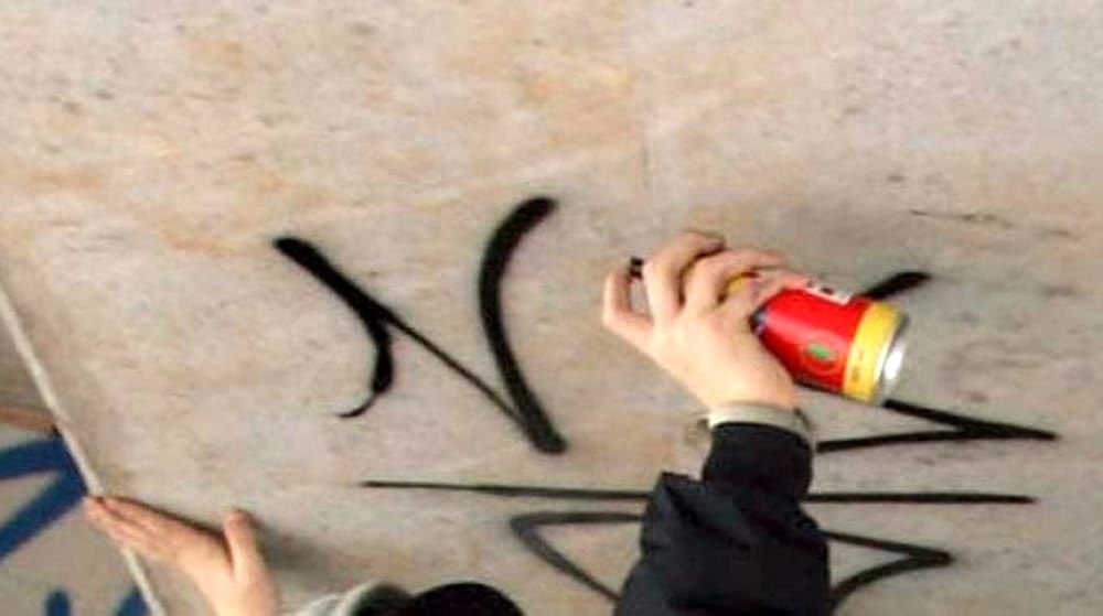 Sorpreso a imbrattare i muri in via Sulis a Cagliari: denunciato un 20enne, sequestrate quattro bombolette