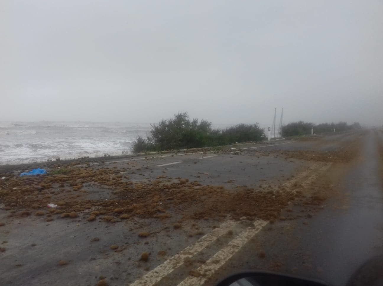 Incubo Sulcitana, strada chiusa: così il mare ha nuovamente invaso la strada da Cagliari a Capoterra