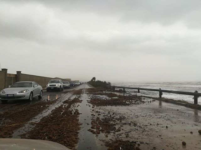 Sulcitana invasa dai detriti, strada nel caos: il mare a Giorgino prova a inghiottire anche la strada