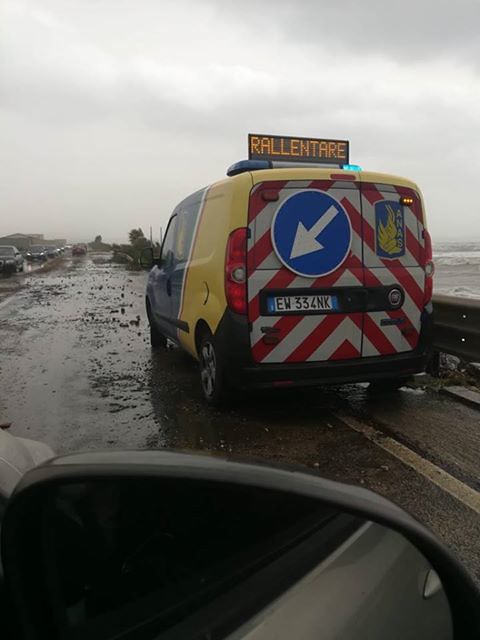Sulcitana invasa dai detriti, strada nel caos: il mare a Giorgino prova a inghiottire anche la strada