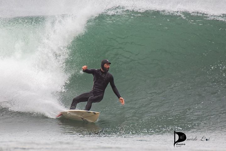 Is Mortorius, centinaia di giovani surfisti sfidano le onde a Pasquetta: lo spettacolare VIDEO di Davide Loi