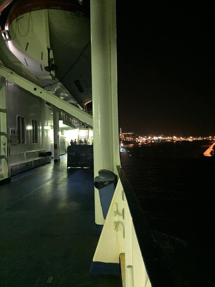 Nave Tirrenia Civitavecchia-Cagliari, viaggio incubo di 16 ore: “Avaria a bordo, famiglie con bambini nel caos”