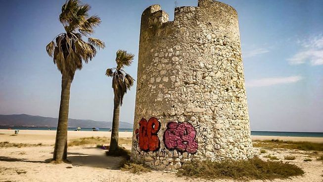 Torre Spagnola del Poetto deturpata dai vandali, nel litorale di Cagliari regna l’indifferenza
