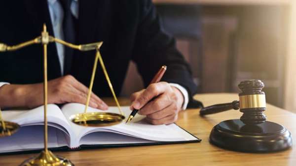 Sestu, non soddisfatto della prestazione denuncia la squillo: “Mi ha derubato”