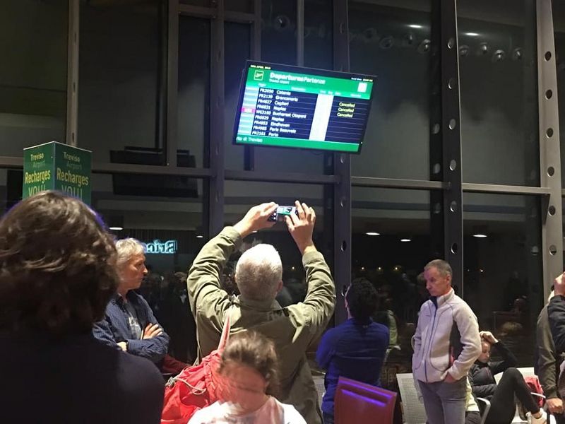 Maltempo beffa a Treviso, cancellato il volo per Cagliari: sardi disperati bloccati all’aeroporto
