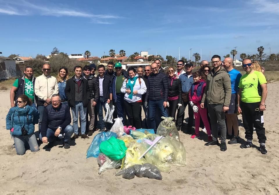 Cagliari, la marcia verso le Comunali di Paolo Truzzu inizia dal Poetto: “Cinquanta buste riempite di rifiuti”