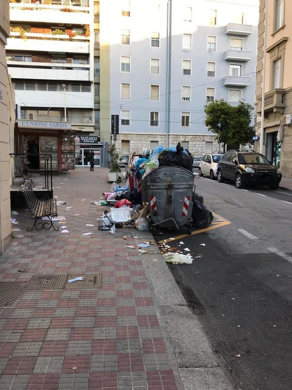 Rifiuti e topi in pieno centro a Cagliari, in via Bellini puzza insopportabile davanti alla mensa dei poveri