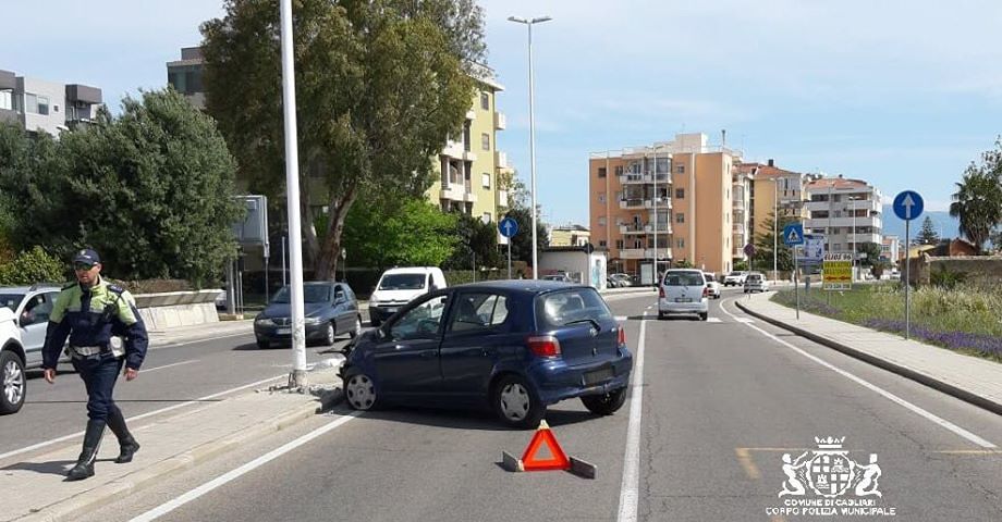 Via Vesalio, si schianta contro un palo a bordo di una Yaris: 34enne cagliaritana in ospedale