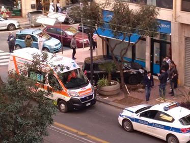Cagliari, incidente in via Dante: auto sfonda la vetrina di Vitaldent