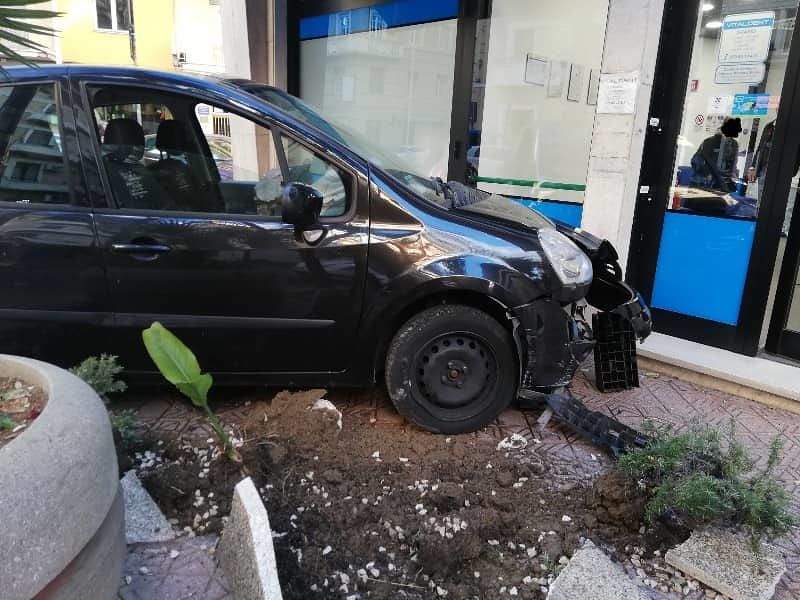 Cagliari, gli airbag esplodono all’improvviso: auto impazzita semina il panico in via Dante