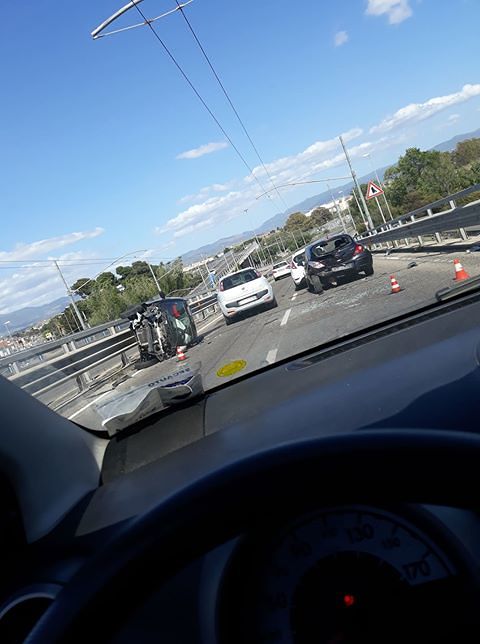 Cagliari, brutto incidente in viale Marconi: auto ribaltate e traffico in tilt