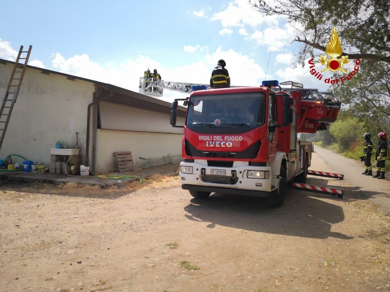 Capoterra, a fuoco pannelli fotovoltaici: fiamme in un capannone di Is Campus