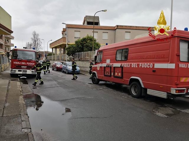 Fuga di acido solforico in una casa di Assemini, una donna si sente male: vigili del fuoco in azione