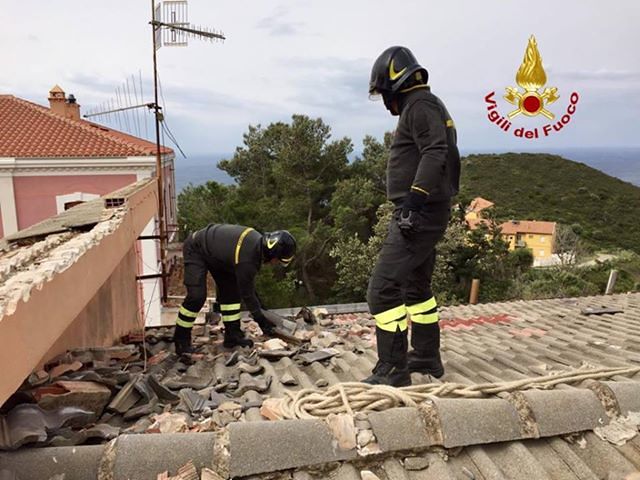 Vento record e maltempo nel Cagliaritano, Pasqua di emergenza: crollano alberi, tetti pericolanti