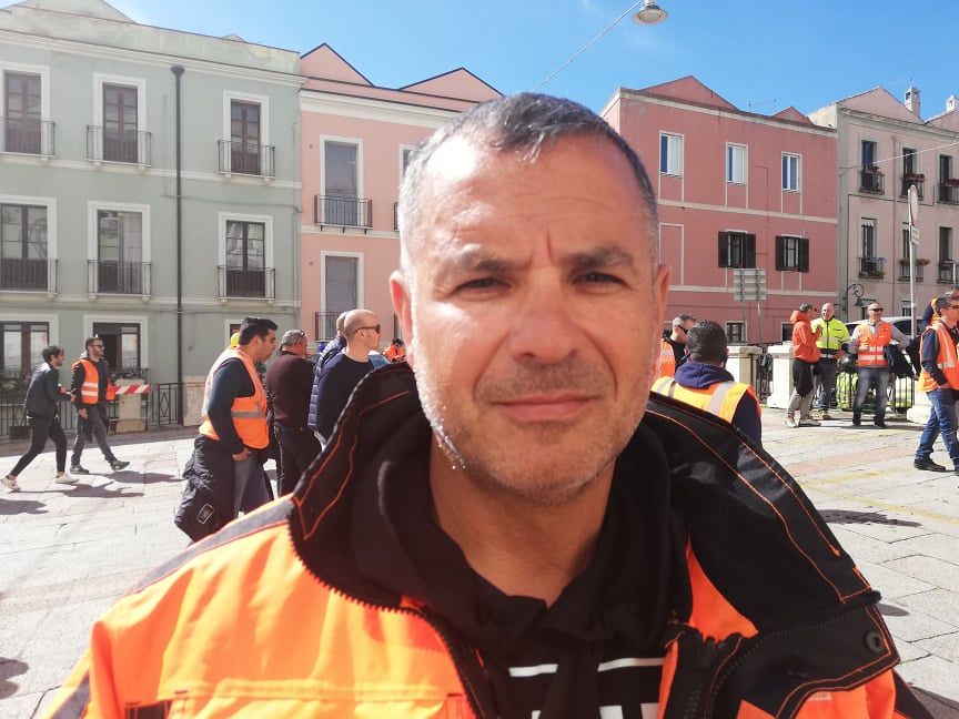 Vincenzo, 48 anni e quattro bocche da sfamare: “Io, portuale di Cagliari a rischio licenziamento, chiedo aiuto a Toninelli”