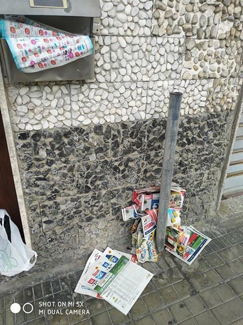Cagliari, emergenza rifiuti anche per i volantini: “Portano disordine e sporcizia”