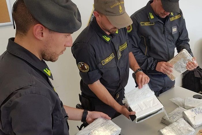 Sbarca a Golfo Aranci con sette chili di coca purissima: in manette 53enne calabrese