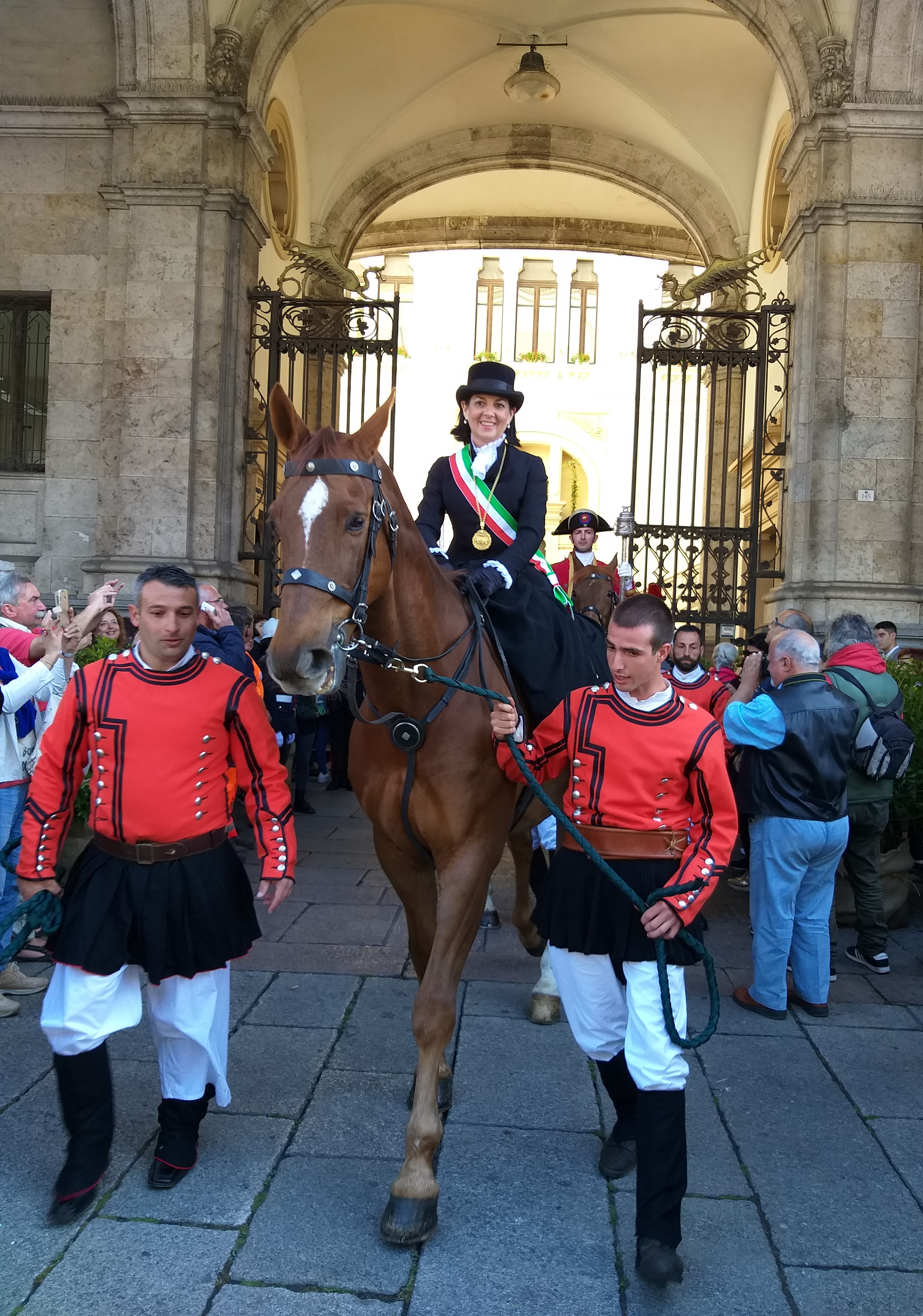 Raffaella Lostia, il potere al femminile a Sant’Efisio: Alter o Altera Nos? Giù o su il cappello?