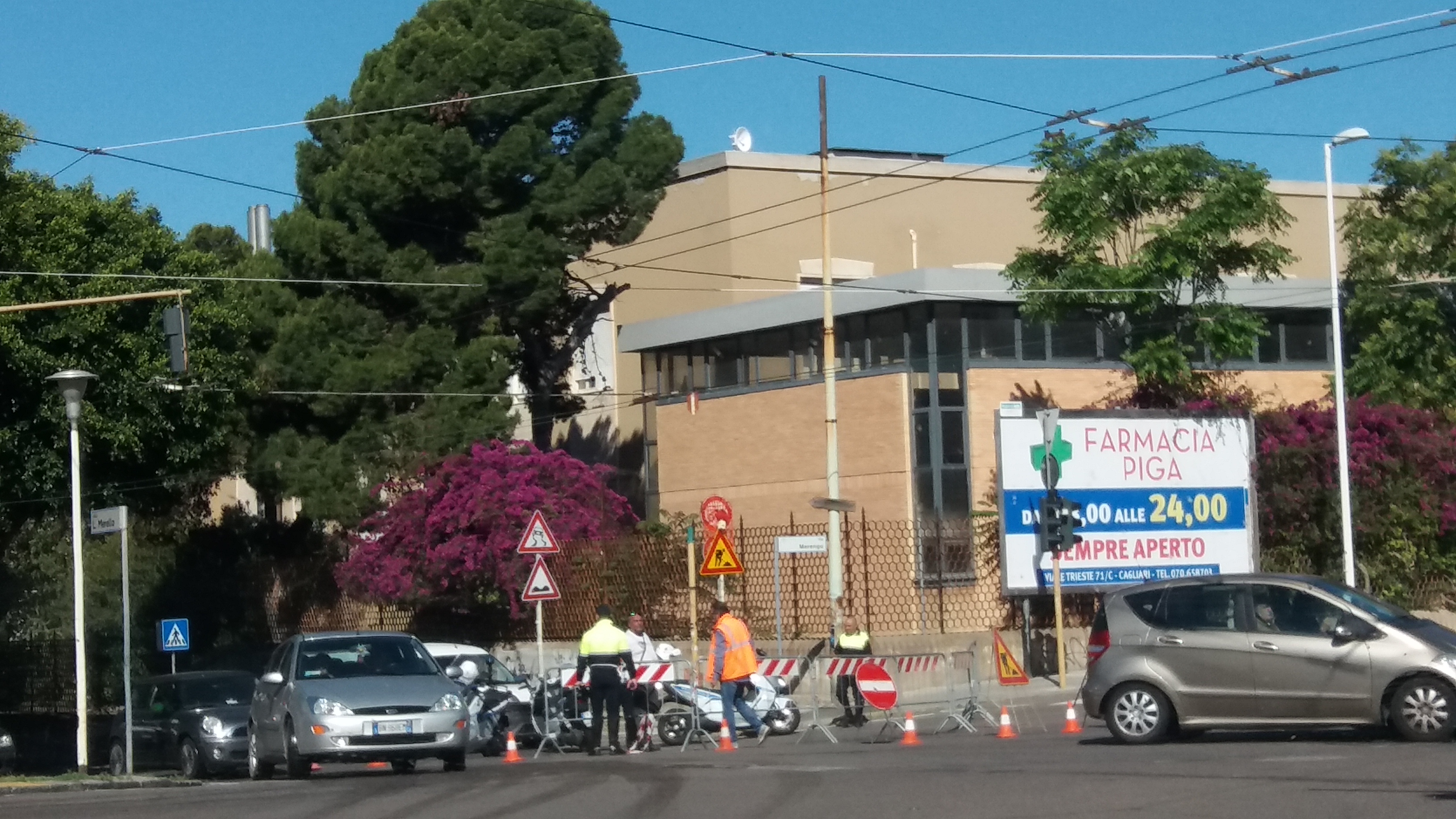 Cagliari, cede il manto stradale per la perdita d’acqua :chiusa al traffico viale Merello