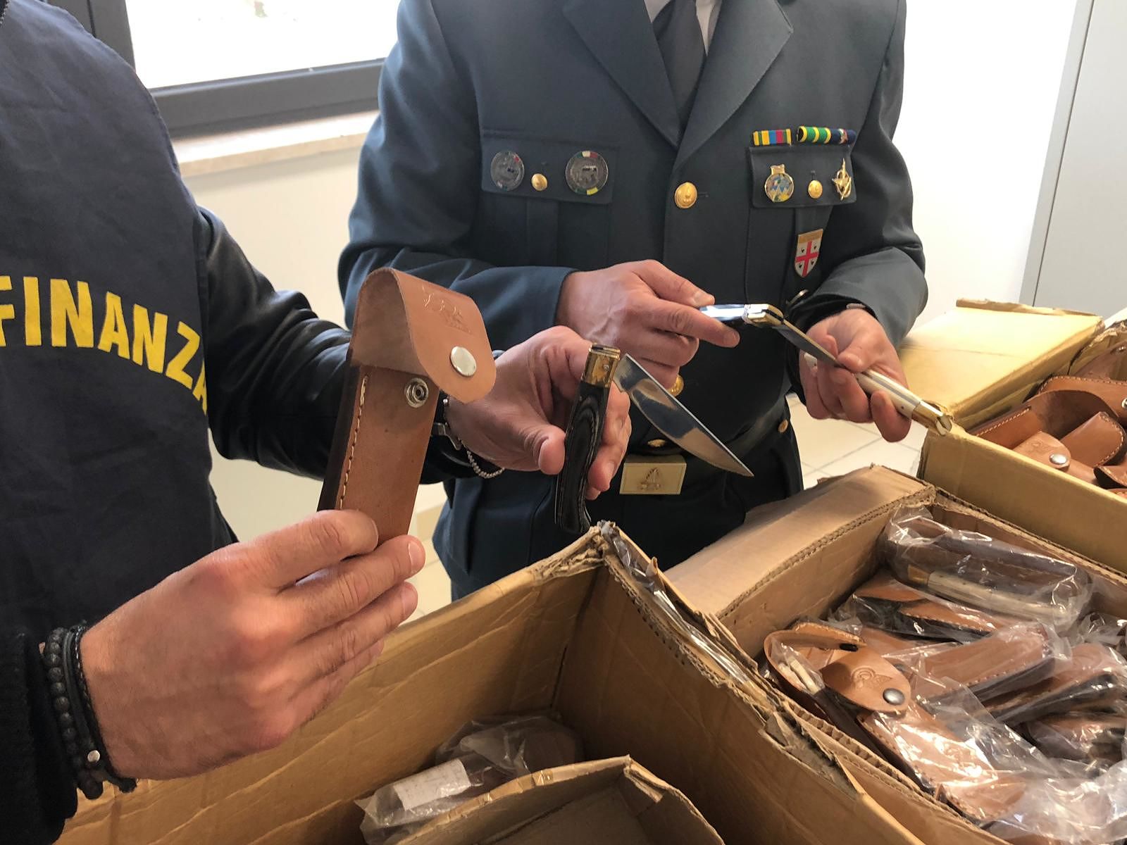 Coltelli sardi “artigianali” ma fatti in Pakistan: scatta il maxi sequestro a Golfo Aranci