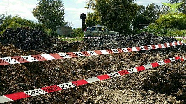 Rifiuti pericolosi interrati a Selargius, i Forestali sequestrano un terreno: due persone denunciate