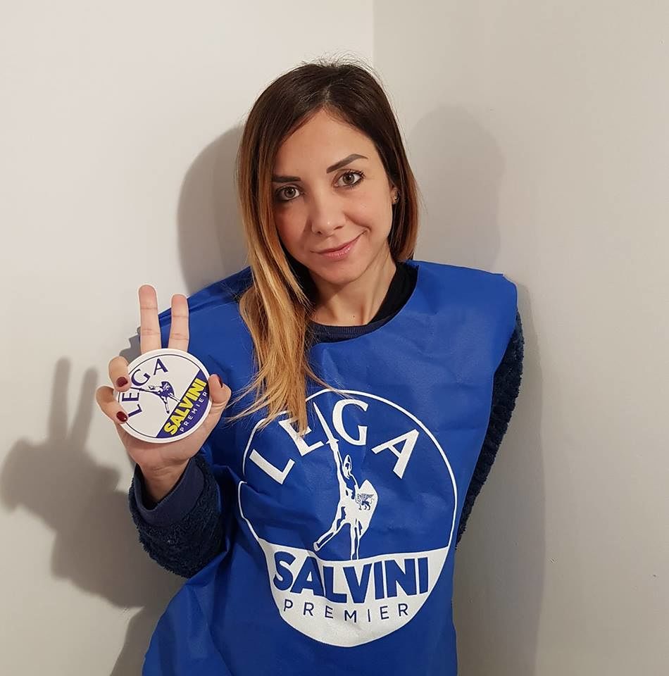 “Sì, ho fatto la commessa e sono orgogliosa”: la neo assessora sarda Satta manda “bacioni” ai contestatori