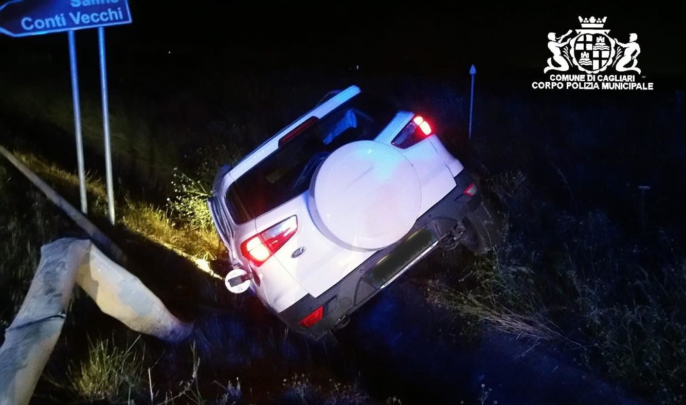 Violento scontro tra auto sulla 195rac: una finisce nella cunetta