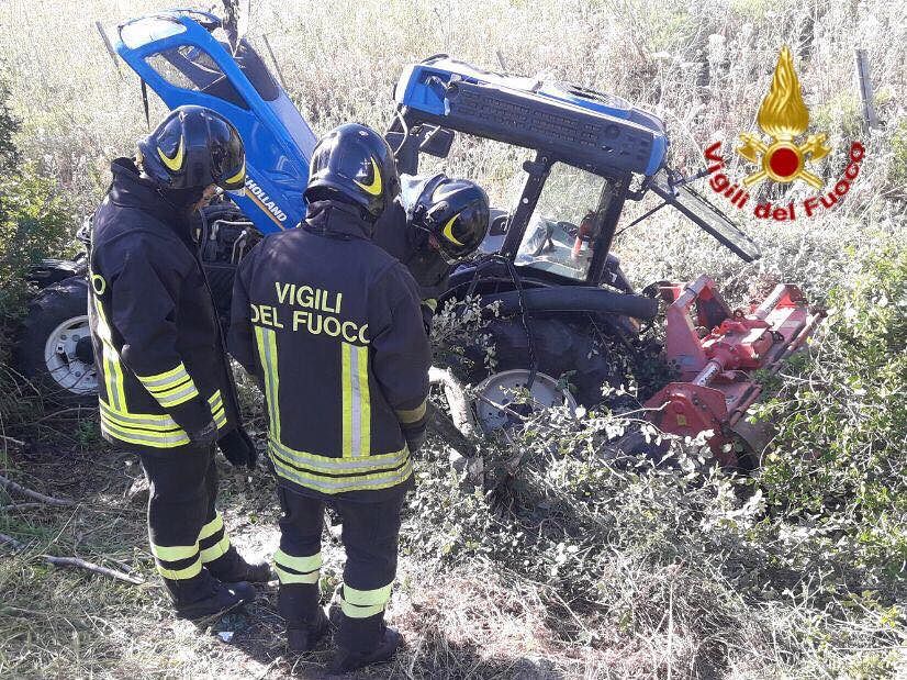 Brutto incidente sulla provinciale 58: trattore si ribalta e finisce in una scarpata