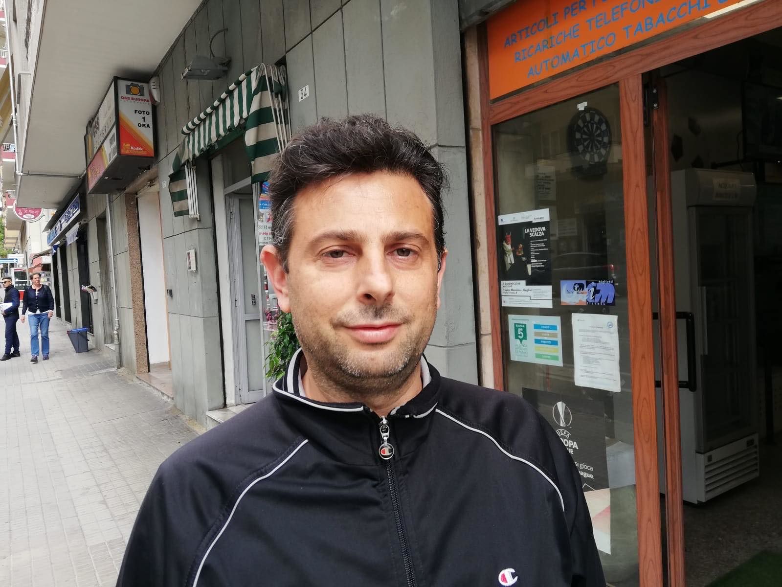 Emanuele di Cagliari, tabaccaio in via dei Giudicati: “Affari dimezzati, costretto ad aprire un’agenzia scommesse”