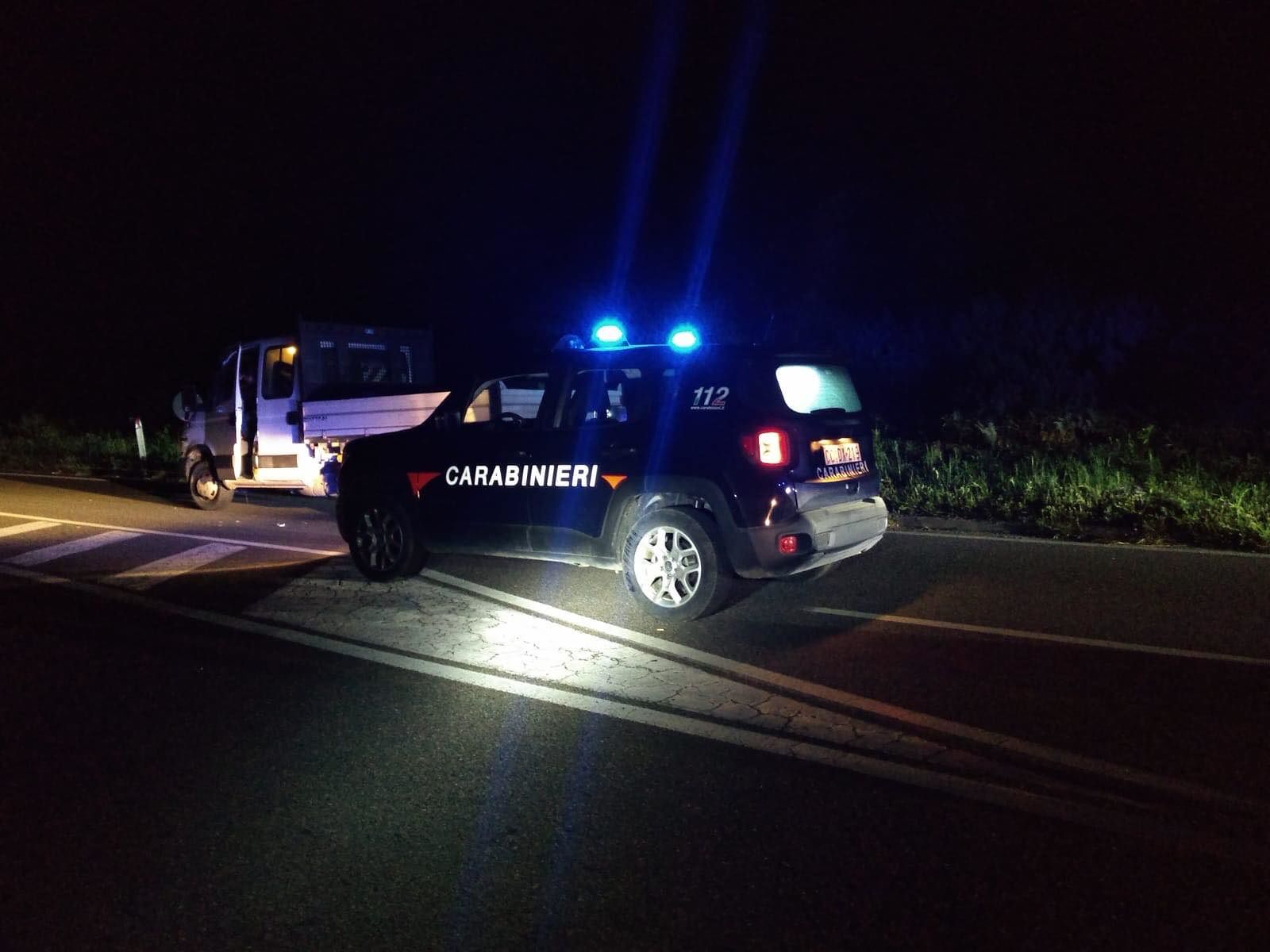 Col furgone parcheggiato contromano sulla 197: scatta il controllo dei carabinieri e tenta di investirli