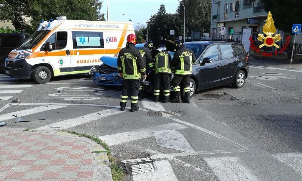 Cagliari, crash tra due auto in via Corsica: ci sono feriti