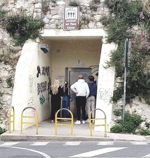 Cagliari, turisti beffati a Castello: “Hanno atteso venti minuti l’ascensore guasto”