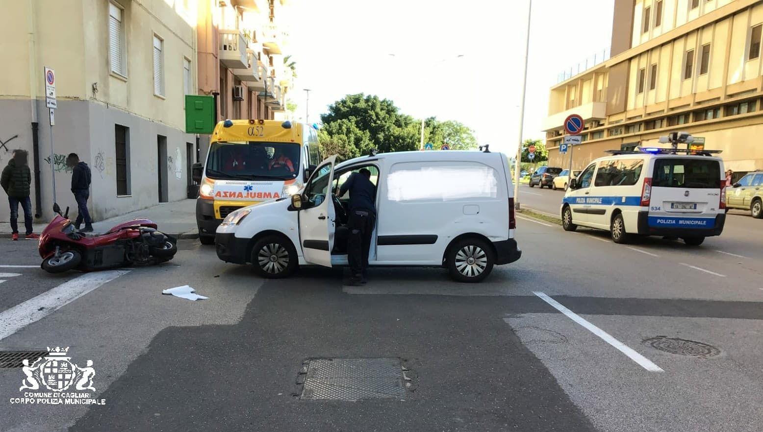 Cagliari, incidente con beffa per un centauro 63enne: senza assicurazione viene colpito da un camioncino e finisce all’ospedale