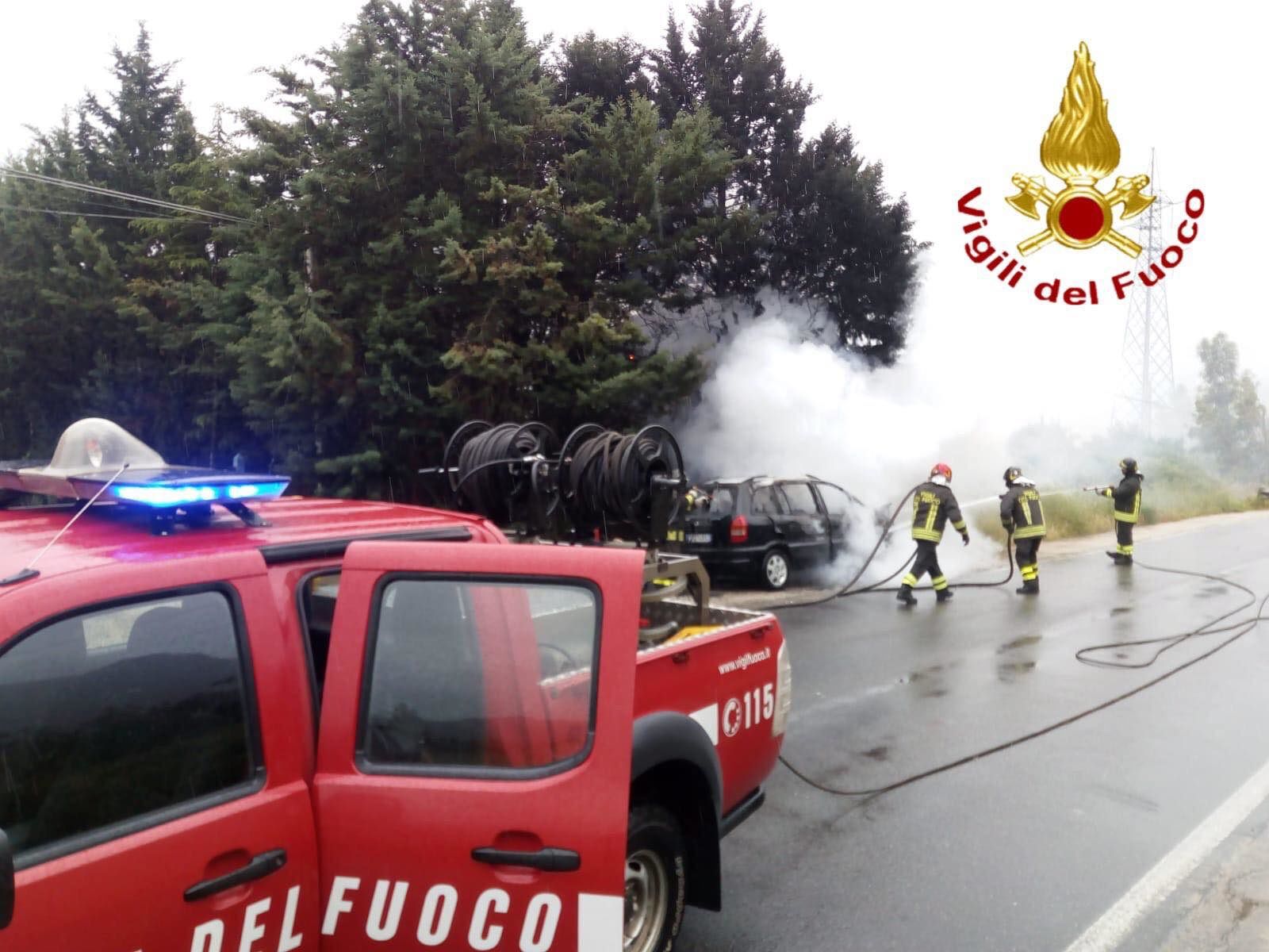 Auto prende fuoco in corsa sulla Statale 131dcn: conducente fa in tempo ad accostare e scendere