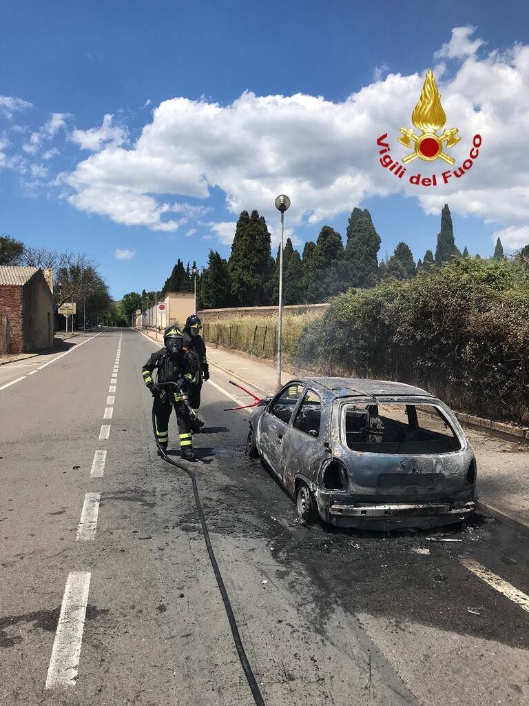 Momenti di paura a Iglesias: auto prende fuoco in corsa, mamma con la bimba in salvo