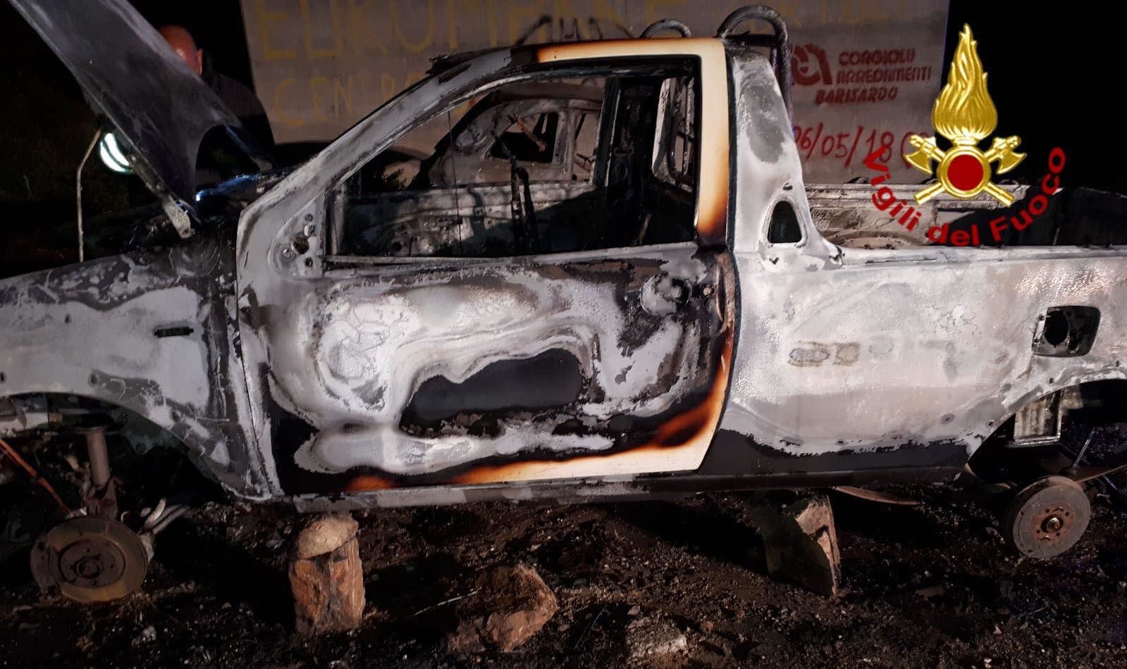 Pick up distrutto dalle fiamme sulla 389: era stato rubato a Sarule
