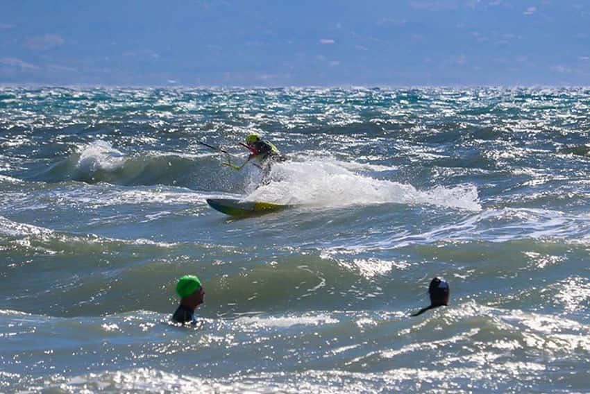Cagliari, paura al Poetto durante le prove del triathlon: “Atleti in pericolo sfiorati da un kitesurfer”