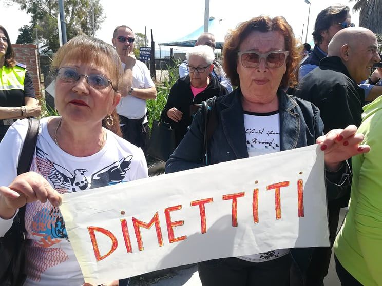 Quartu, due donne contestano Delunas: “Sindaco, pensi solo alla spiaggia per nudisti”