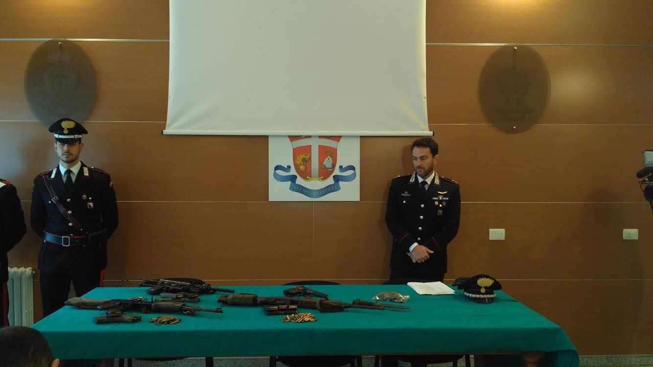 Tra le armi d’assalto nascoste tra gli attrezzi da lavoro anche un Ak-47: nei guai meccanico a Orune