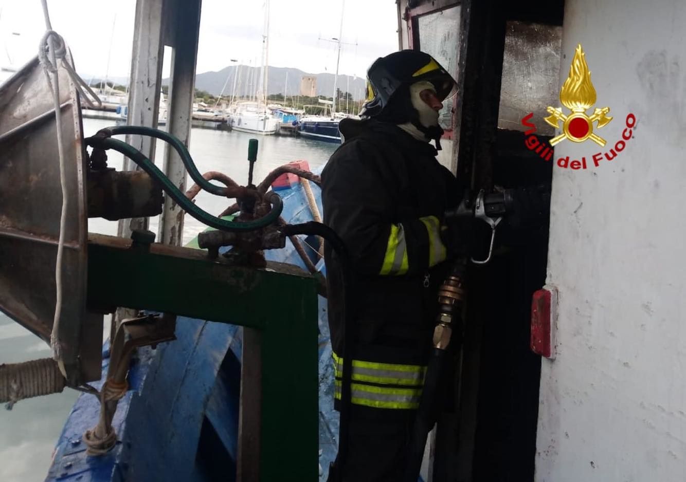 Fiamme all’interno di un peschereccio ormeggiato a Porto Corallo: incendio domato dai vigili