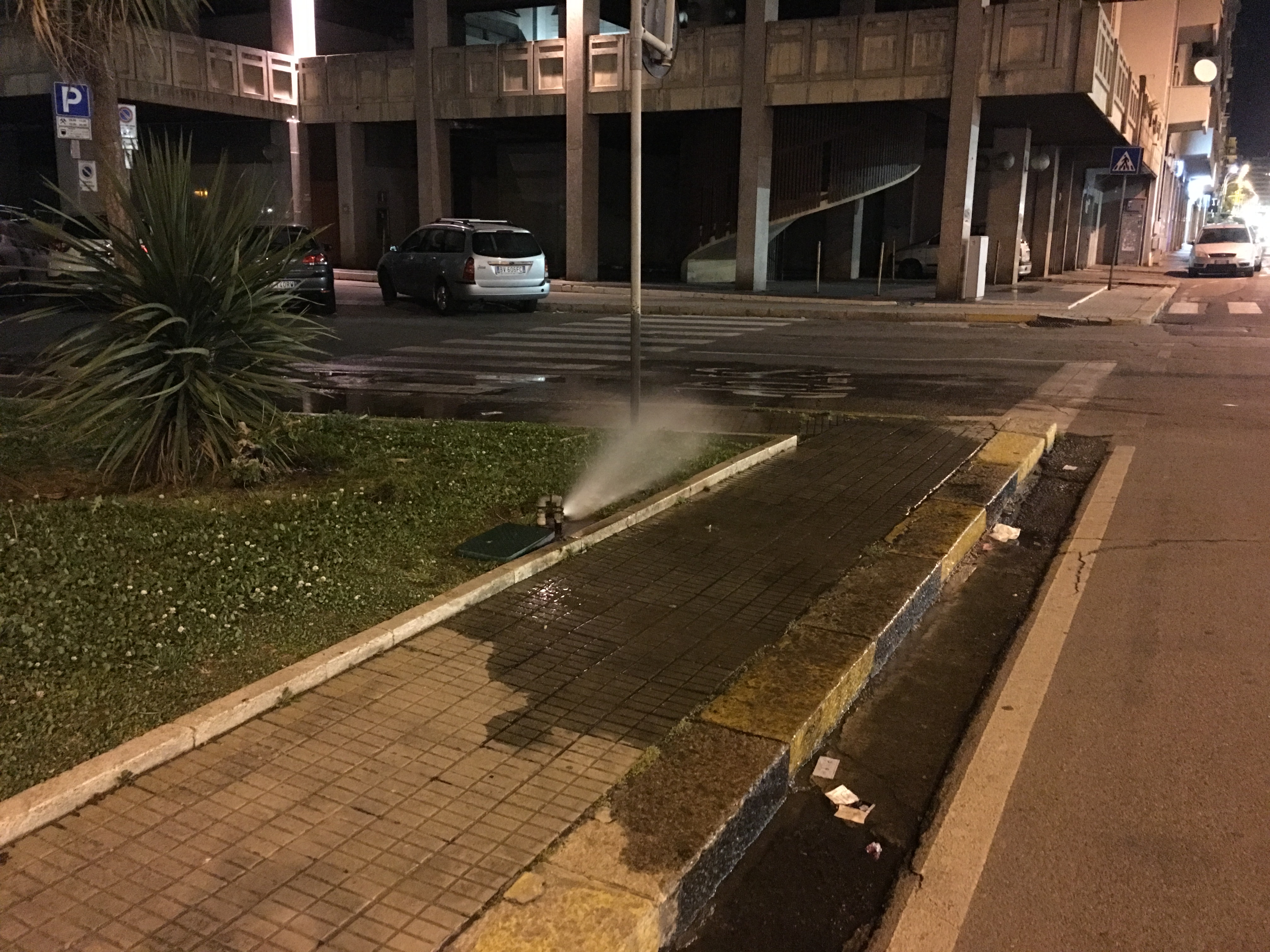 Cagliari, esplode la fogna in via Sonnino: puzza insopportabile in pieno centro